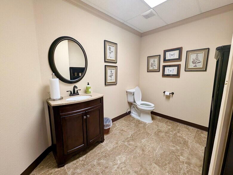 More Photos Of 545 E Redd Rd, El Paso Office For Sale