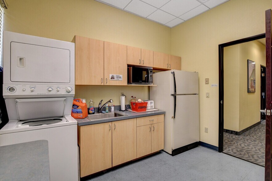 More Photos Of 8867 W Flamingo Rd, Las Vegas Office For Sale