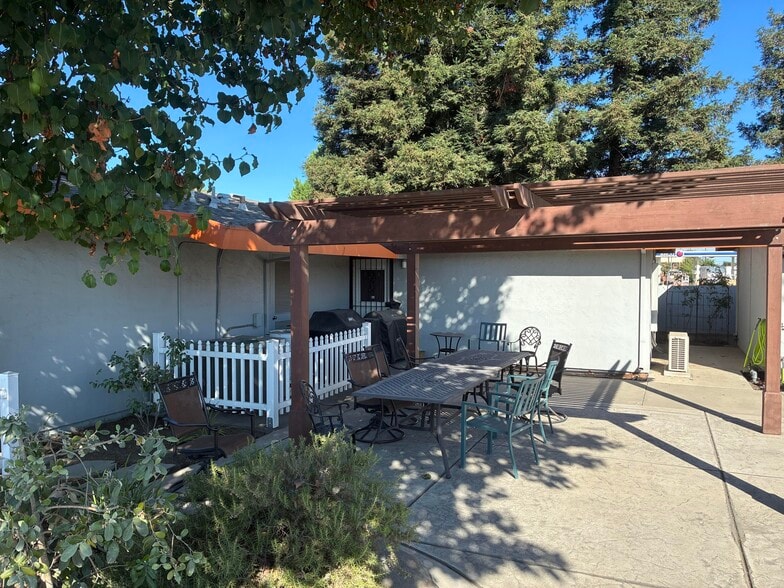 More Photos Of 2525 S 99 FRONTAGE RD, Stockton Office For Lease