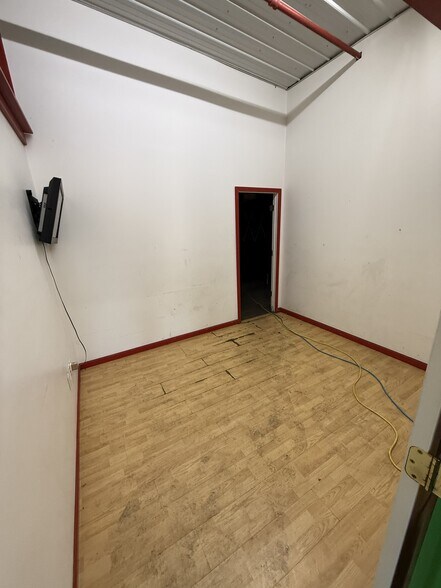 More Photos Of 310 Indianapolis Rd, Mooresville Warehouse For Lease