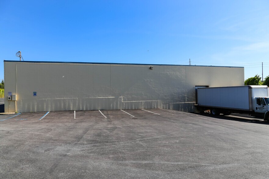 More Photos Of 160-184 Express Dr S, Brentwood Warehouse For Lease