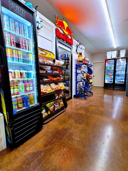 More Photos Of 101 W Main St, Geronimo General Retail For Lease