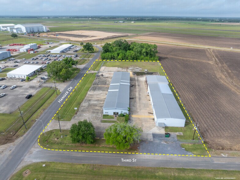More Photos Of 718 Hangar Dr, New Iberia Warehouse For Sale