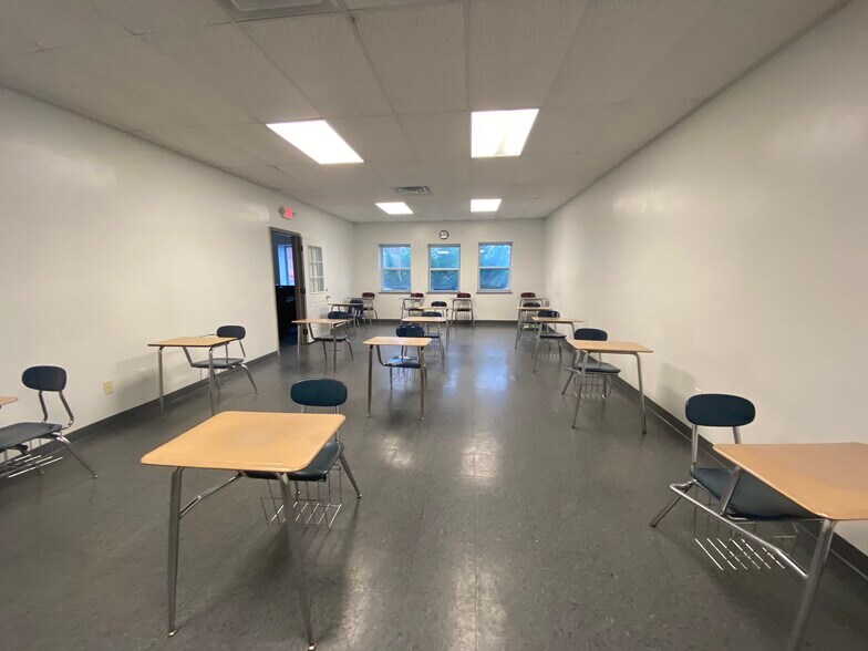 More Photos Of 2520-2522 N Broad St, Philadelphia Showroom For Sale