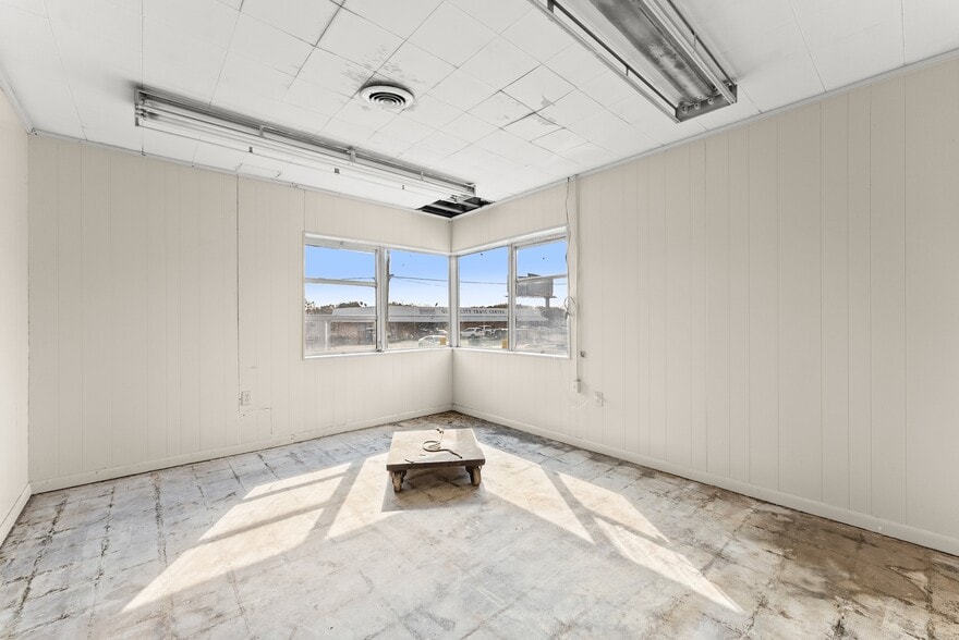 More Photos Of 636 Industrial Blvd, Gainesville Warehouse For Sale