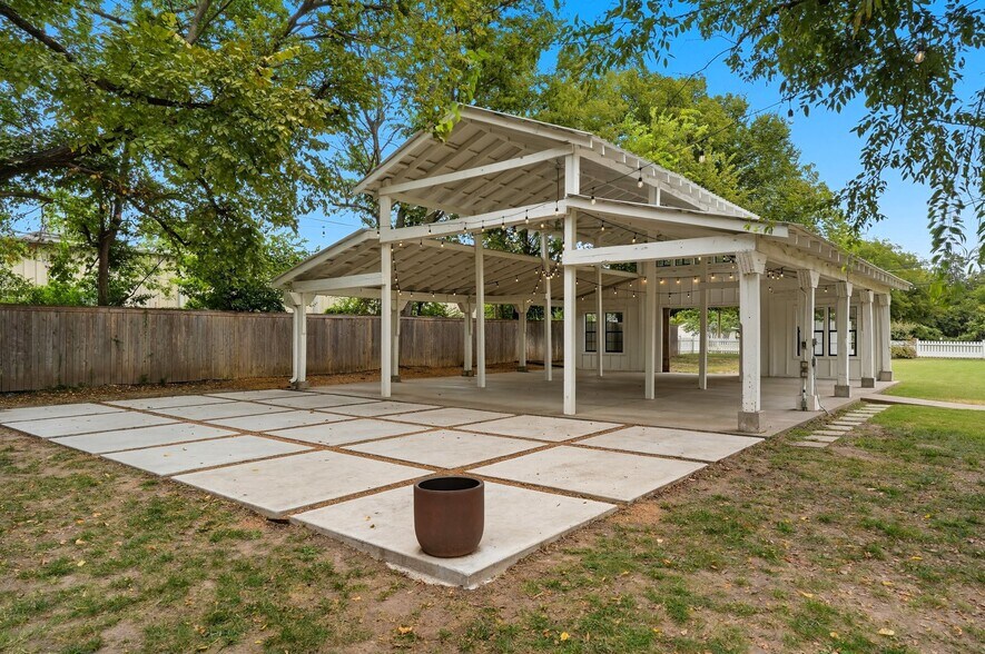 More Photos Of 924 S Main St, Broken Arrow Showroom For Sale