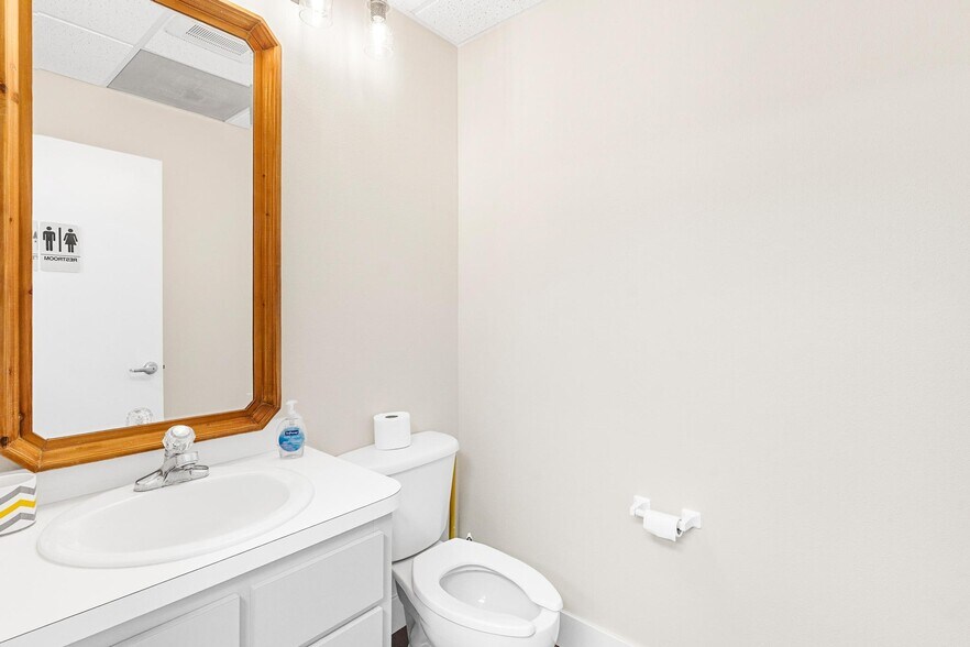 More Photos Of 920 ROLLING ACRES Rd, Lady Lake Medical For Sale