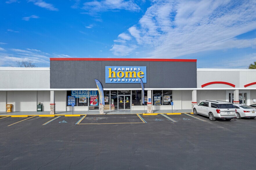 More Photos Of 120-206 N Main St, Chiefland Storefront For Lease