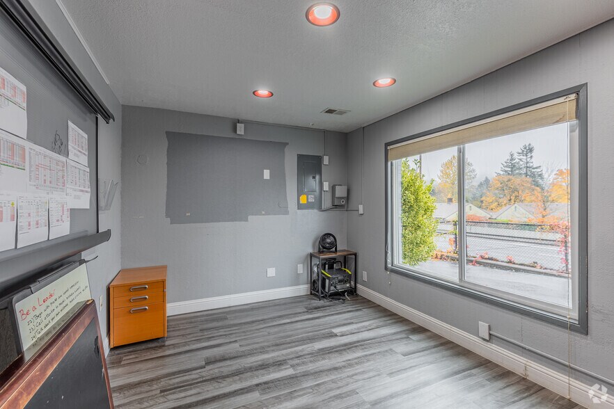 More Photos Of 6823 SW Canyon Rd, Portland Office For Lease