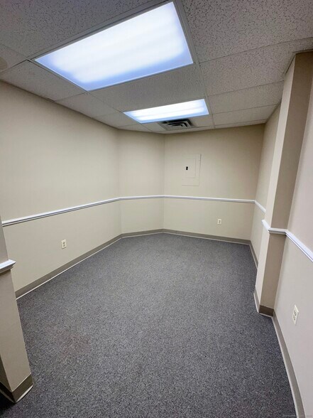 More Photos Of 42 E High St, East Hampton Storefront Retail Office For Lease