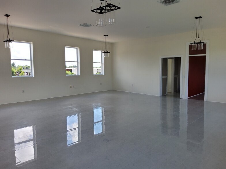 More Photos Of 17 Midland Ave, Middletown Warehouse For Lease