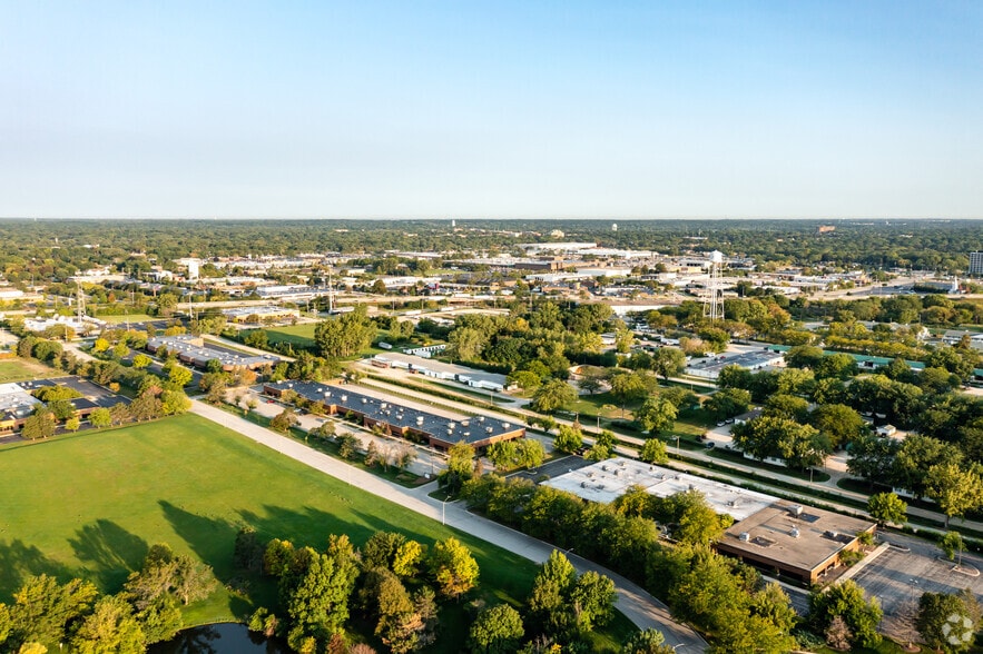 More Photos Of 3150 W Salt Creek Ln, Arlington Heights Office For Sale