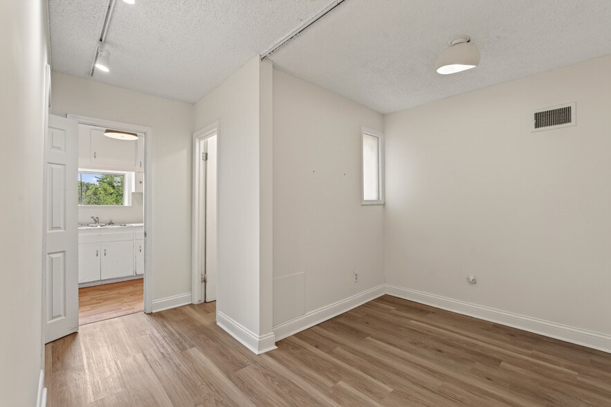 More Photos Of 1207 W 47th St, Kansas City Storefront Retail Residential For Lease