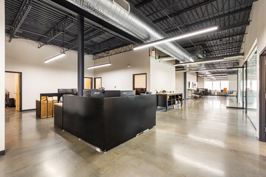 More Photos Of 1215 W 12th St, Kansas City Flex For Lease