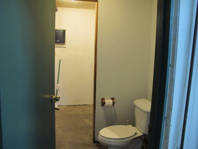 More Photos Of 713 E Main St, Waukon Manufacturing For Sale