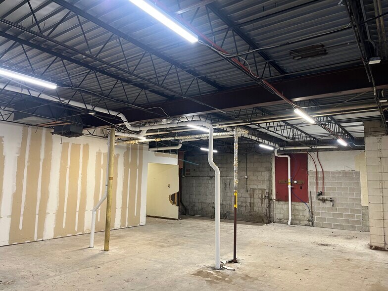 More Photos Of 1233 Larpenteur Ave W, Roseville General Retail For Lease