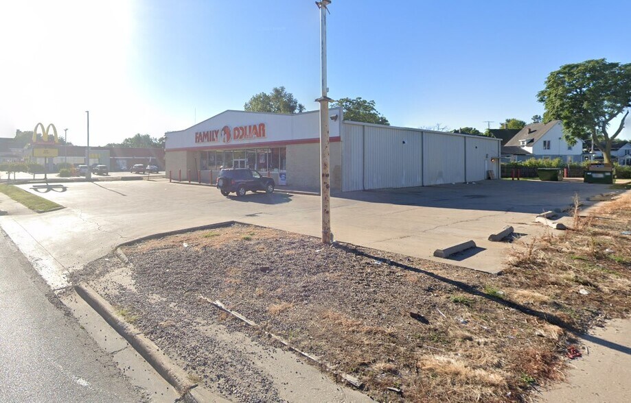 More Photos Of 1110 E Main St, Galesburg Freestanding For Lease