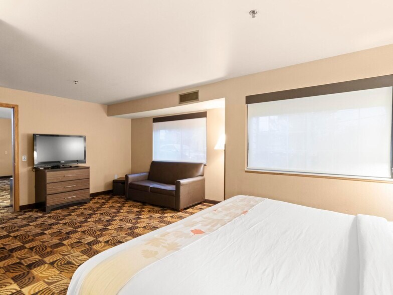 More Photos Of 1001 W College, Oak Creek Hotel For Sale