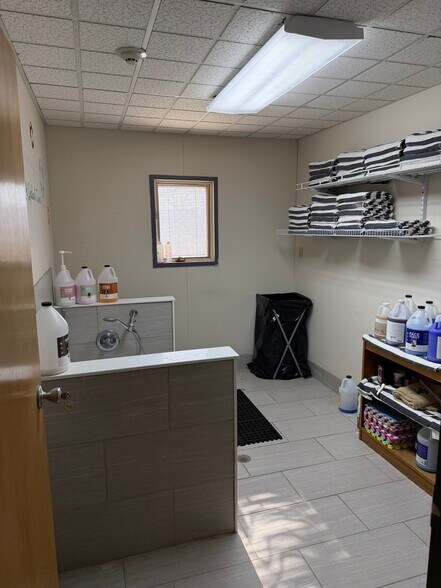 More Photos Of 104 Woodward Hill Rd, Edwardsville Office For Sale