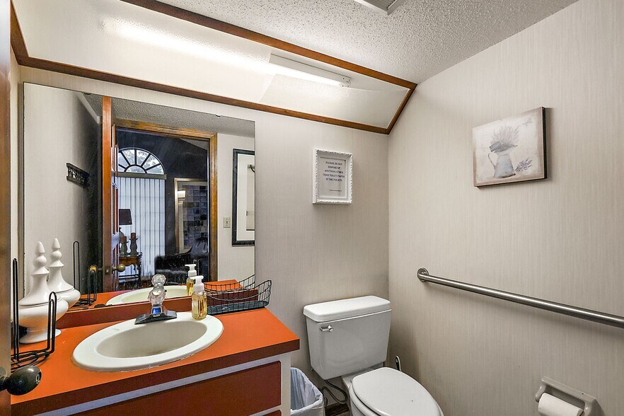 More Photos Of 1020 E North Blvd, Leesburg Medical For Sale