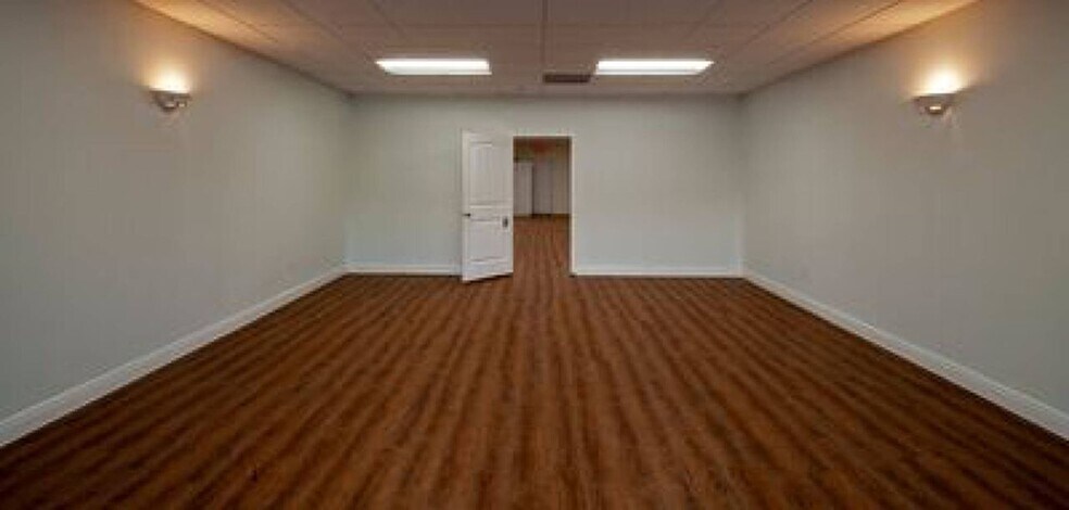 More Photos Of 407 US 90 Hwy, Waveland Office For Lease