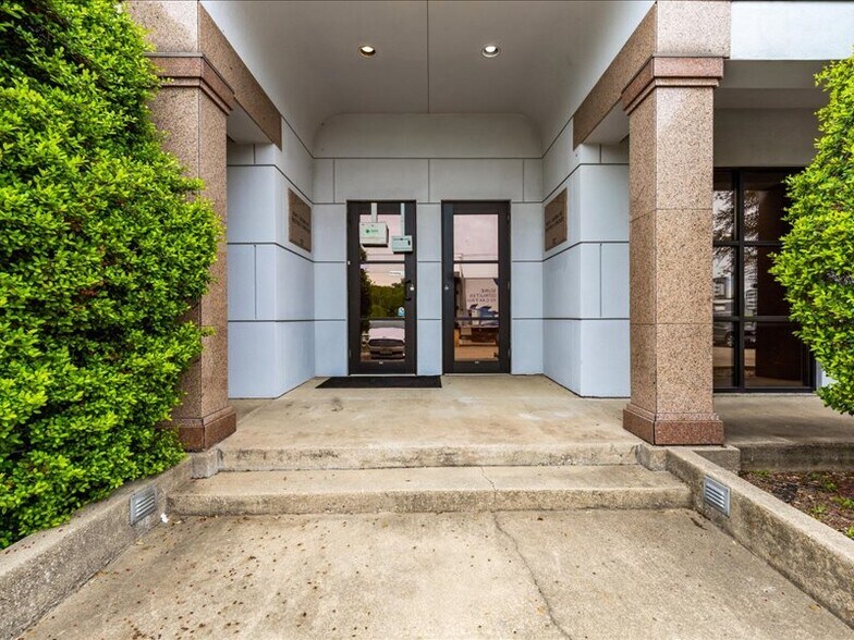 More Photos Of 643 S Great Southwest Pky, Grand Prairie Medical For Lease