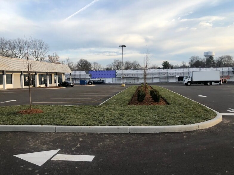 More Photos Of 2608-2016 Charlestown Rd, New Albany Freestanding For Lease