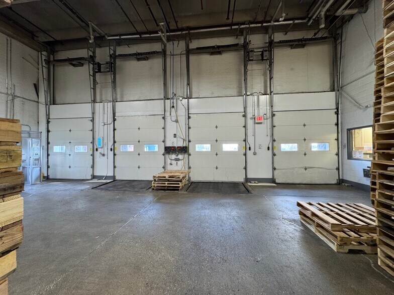 More Photos Of 3940 Porett Dr, Gurnee Manufacturing For Sale