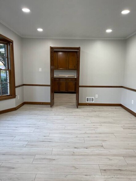 More Photos Of 355 E Crossville Rd, Roswell Office For Sale