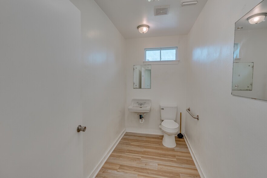 More Photos Of 1403 Spring Hill Ave, Mobile Healthcare For Sale