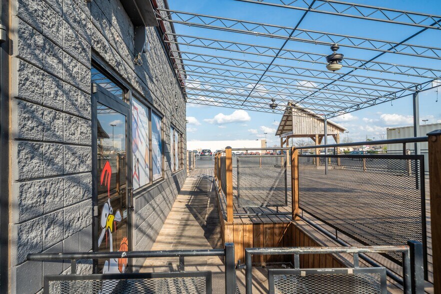 More Photos Of 2221 W Walnut St, Rogers Restaurant For Sale