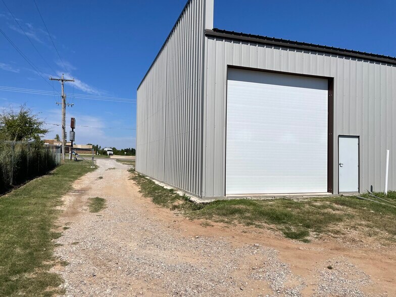 More Photos Of 18608 NE 23rd St, Harrah Light Distribution For Lease