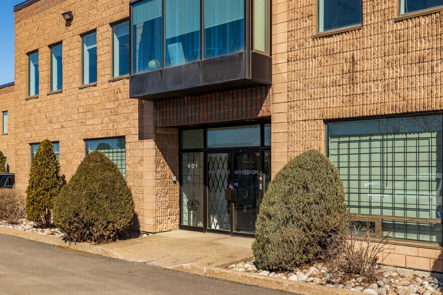 More Photos Of 601-623 Rue McCaffrey, Montréal Distribution For Lease