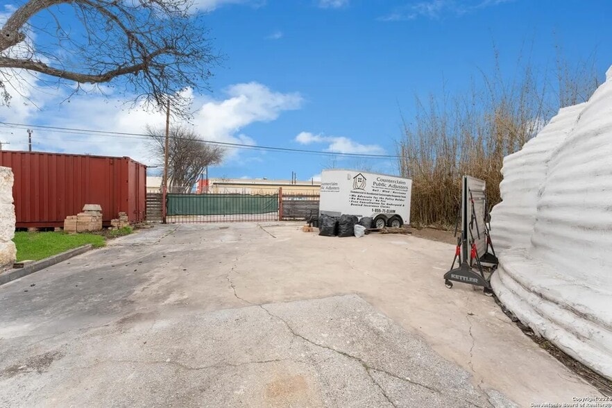 More Photos Of 2323 Buena Vista St, San Antonio Freestanding For Sale