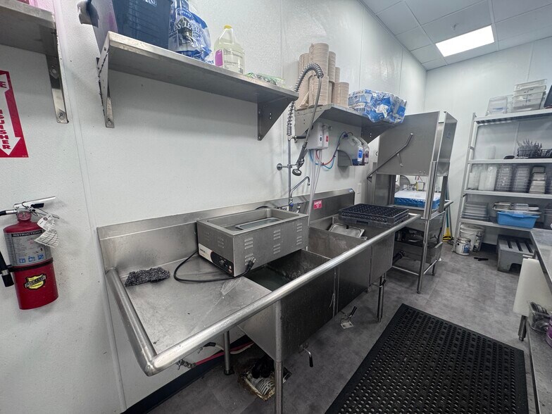 More Photos Of 665 450 N, Vineyard Storefront For Lease