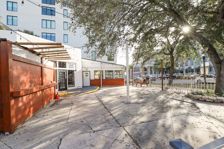 More Photos Of 5 SE 2nd Ave, Gainesville Fast Food For Lease