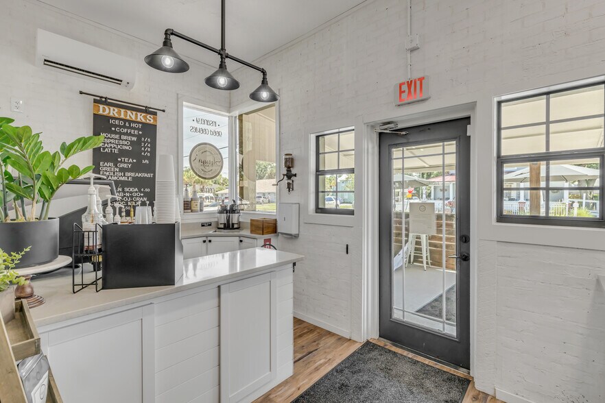 More Photos Of 218 N Orange St, New Smyrna Beach Freestanding For Sale