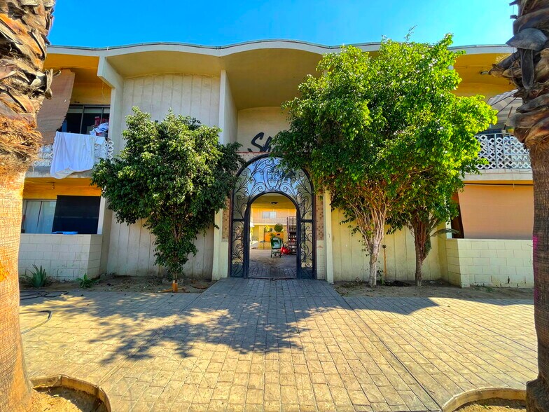 More Photos Of 6956 Kester Ave, Van Nuys Apartments For Sale