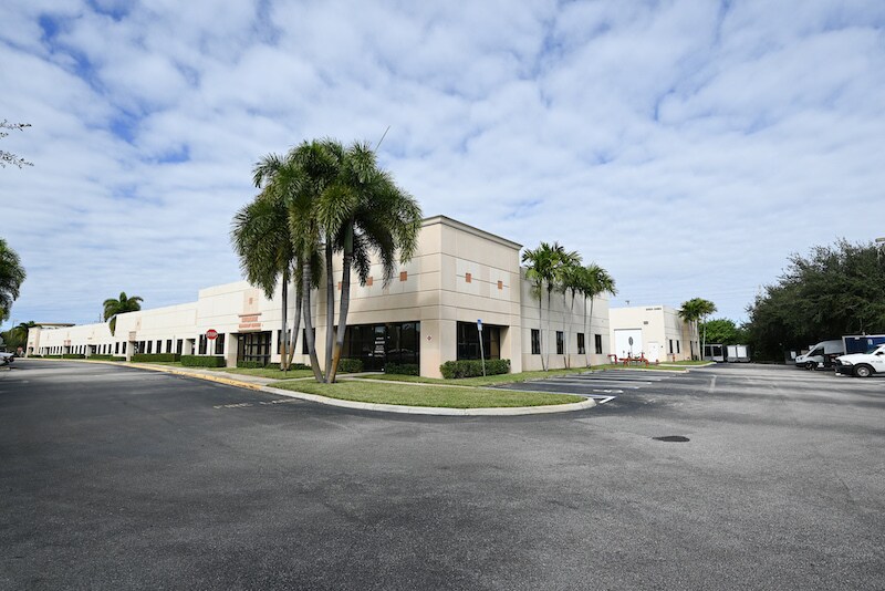 More Photos Of 2401-2431 Quantum Blvd, Boynton Beach Showroom For Sale