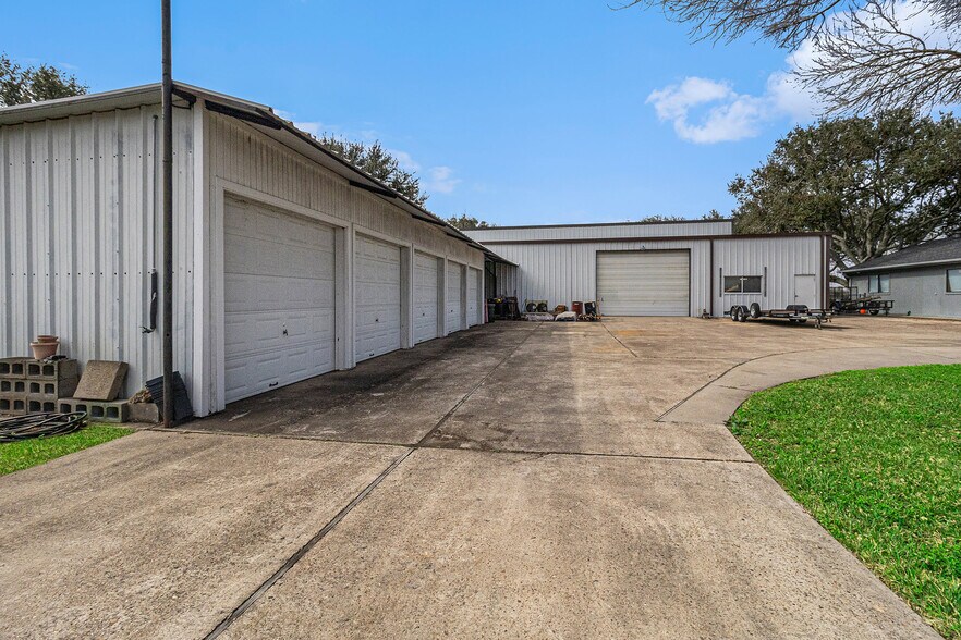 More Photos Of 1454 Oday Rd, Pearland Light Manufacturing For Sale