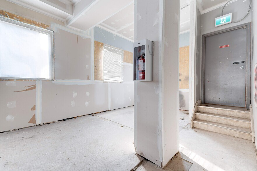 More Photos Of 90 John St S, Hamilton Storefront Retail Residential For Lease