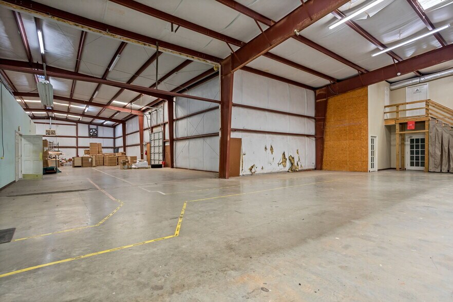 More Photos Of 9 Ellwood Ct, Greenville Warehouse For Lease