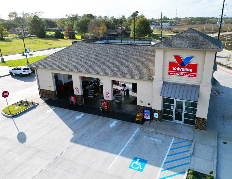 More Photos Of 8319 Highway 146, Baytown Auto Repair For Sale