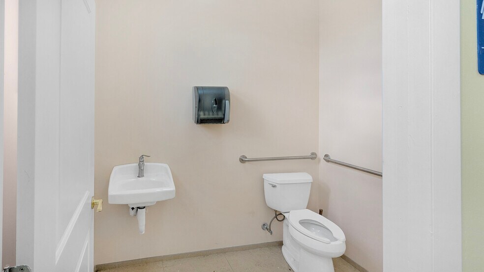 More Photos Of 454-460 W Union Ave, Bound Brook Freestanding For Lease
