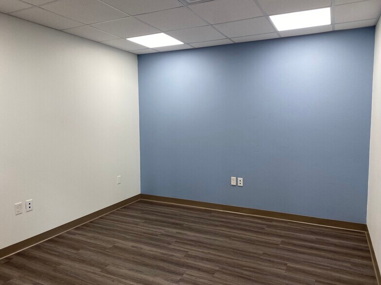 More Photos Of 5040 S Loop 340, Robinson Storefront Retail Office For Sale