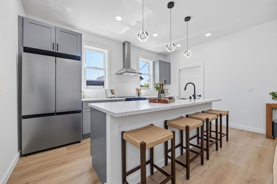 More Photos Of 2730 23rd St, San Francisco Showroom For Sale