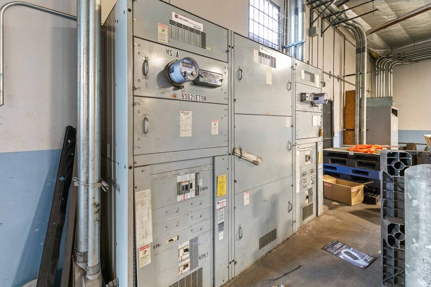 More Photos Of 9362 Eton Ave, Chatsworth Warehouse For Lease