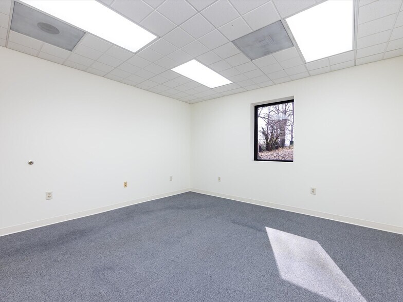 More Photos Of 1812 W Morehead St, Charlotte Office Residential For Lease