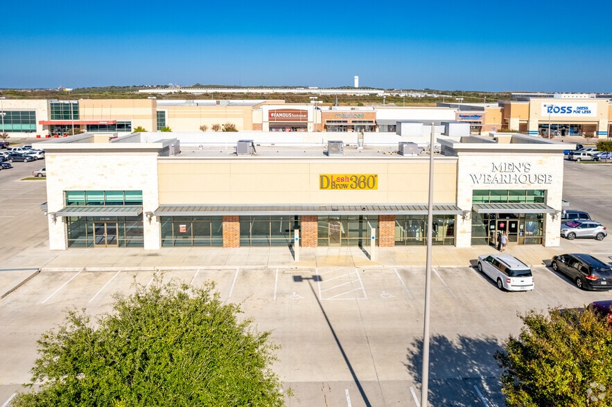 More Photos Of 161 Creekside Way, New Braunfels Unknown For Lease