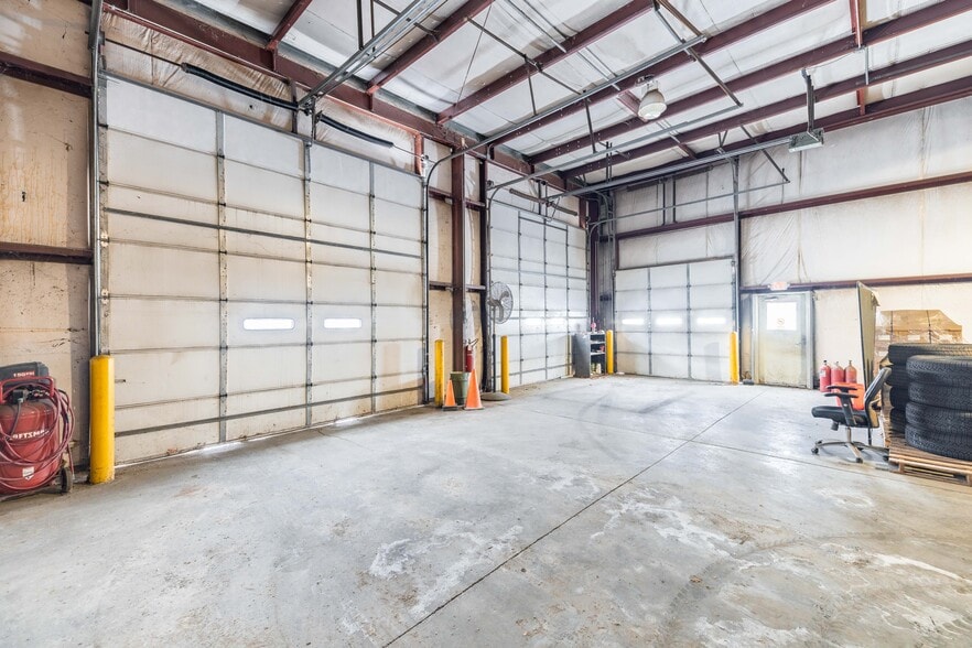 More Photos Of 2025 Eureka Rd, Wyandotte Flex For Sale